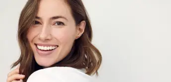 mujer sonriendo